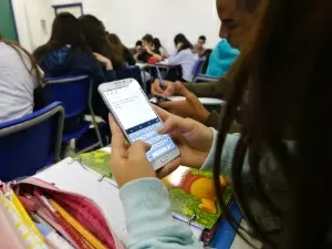 Proibição de celulares em escolas de São Paulo entra em discussão na Alesp