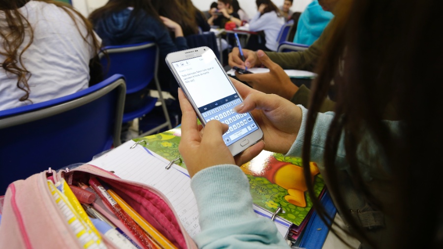 Aluno usa celular em sala de aula - Moacyr Lopes Junior/Folhapress,