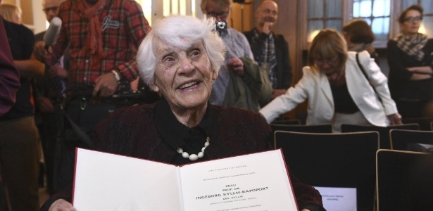 9.jun.2015 - A pediatra neonatologista  aposentada  Ingeborg Syllm-Rapoport, 102, posa com certificado de doutorado no hospital UKE em Hamburgo - Fabian Bimmer/Reuters