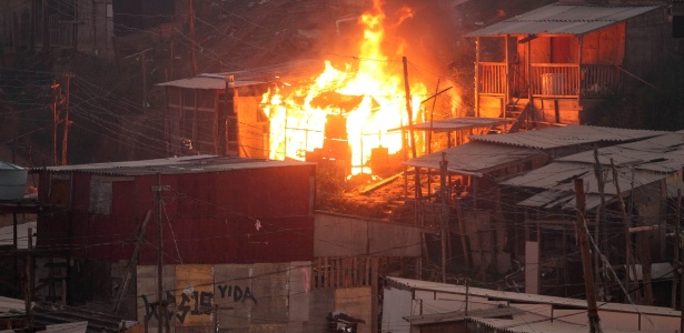Moradores colocaram fogo em barracos como forma de protesto, mas não houve confronto com a PM - Felipe Rau/Estadão Conteúdo