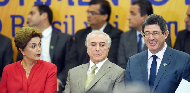 Da esq. para a dir.: A presidente Dilma Rousseff, o vice-presidente Michel Temer e o ministro da Fazenda, Joaquim Levy, participam da cerimônia de lançamento do Programa de Investimento em Logística - Evaristo Sá/AFP - 9.jun.2015 