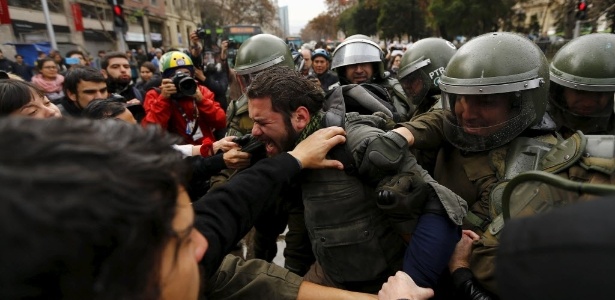 Protestos por melhorias no sistema de ensino se espalham por Santiago - Ricardo Moraes/Reuters