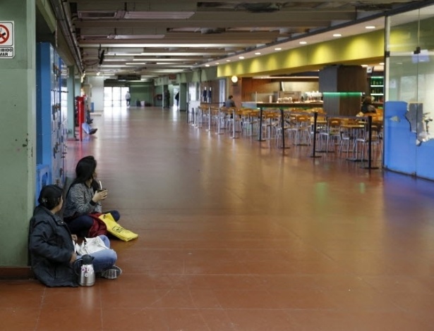 Passageiros aguardam no chão de uma estação de ônibus vazia em Buenos Aires - Enrique Marcarian/Reuters