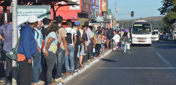 Passageiros formam filas à espera de veículos clandestinos no Distrito Federal - José Cruz/Agência Brasil