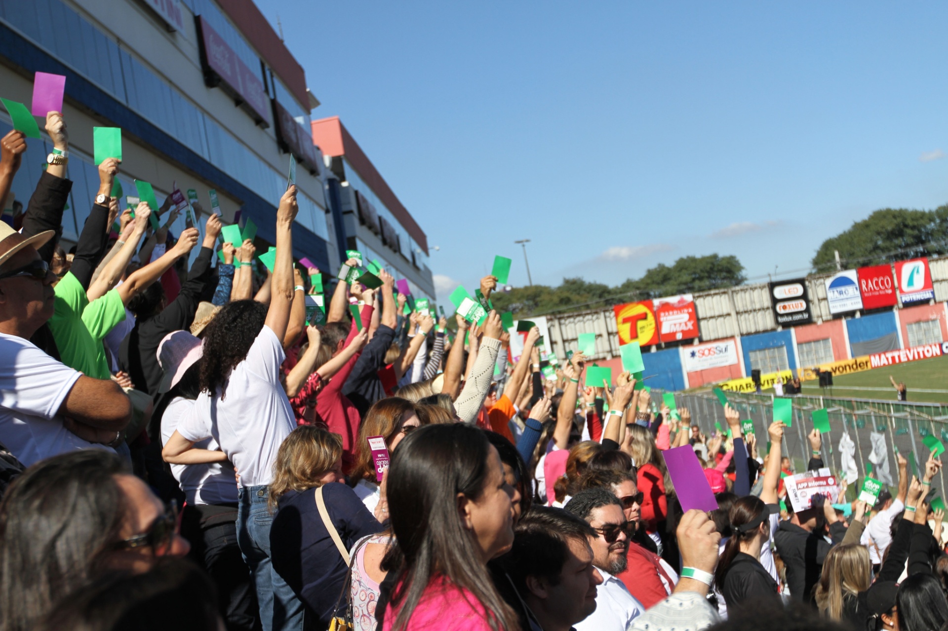 9.jun.2015 - Professores decidem encerrar a greve da categoria no Paraná. O reajuste inicial será de 3,45% e será pago em outubro. O acordo ainda prevê um plano de reajuste até 2018 - Franklin de Freitas/Estadão Conteúdo