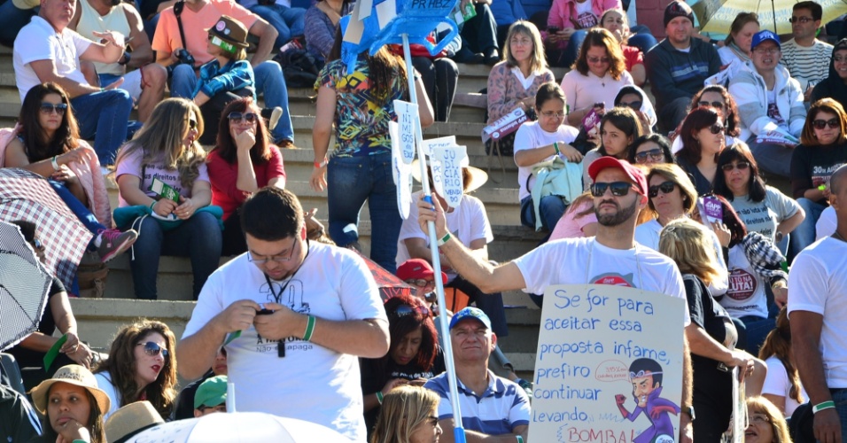 9.jun.2015 - Professores ocupam as arquibancadas do Estádio Dorival de Britto (Vila Capanema), em Curitiba, na manhã desta terça-feira, para a assembleia que pode por fim à greve da categoria