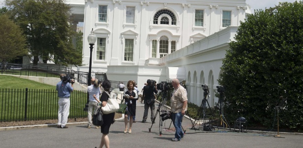 Jornalistas caminham do lado de fora da Casa Branca após serem retirados da sala de imprensa - Saul Loeb/AFP