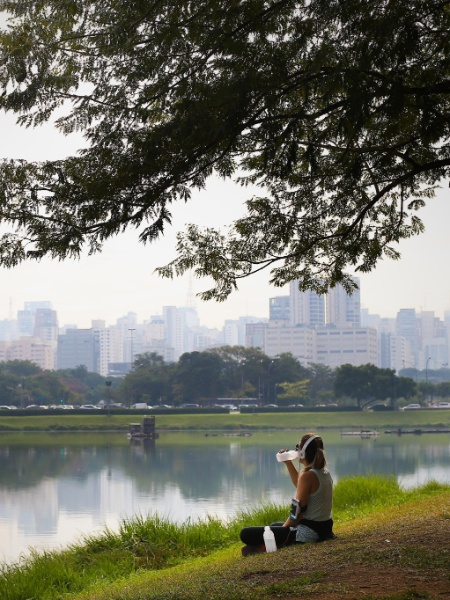Arquivo - Jovem bebe água em dia de calor do Parque Ibirapuera, zona sul de São Paulo - Zanone Fraissat/Folhapress