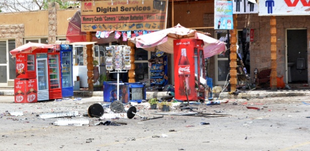 Lojas ficaram destruídas durante atentado terrorista em Luxor, no Egito - Reuters