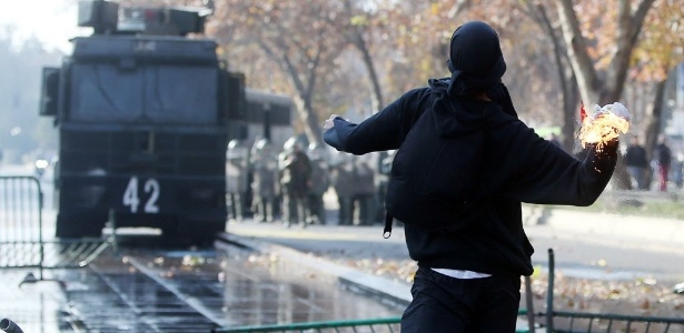Manifestante lança bomba contra polícia em protesto no início de junho, no Chile - Mario Ruiz/EFE