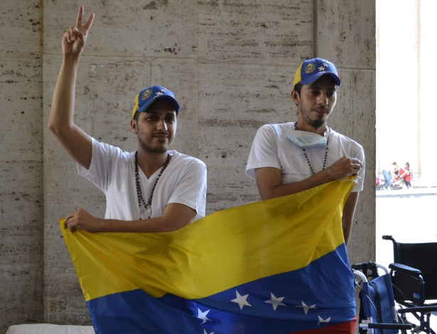 10.jun.2015 - Os oposicionistas venezuelanos Martín Paz e José Vicente García seguram bandeira da Venezuela após conversa com o papa Francisco, no Vaticano - Paola Bruni/Efe