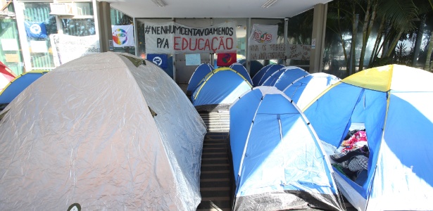 Integrantes da UNE estão acampados em frente ao Ministério da Fazenda - André Dusek/Estadão Conteúdo