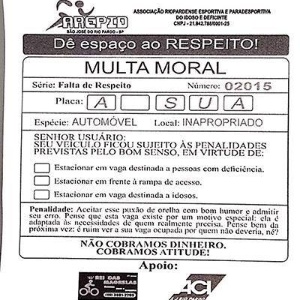 Uma associação de São José do Rio Pardo decidiu criar uma multa moral para alertar motoristas que utilizam indevidamente vagas destinadas a idosos e deficientes. Uma mensagem, nos mesmos moldes de uma multa, é deixada no vidro dos infratores - Reprodução