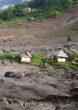 Foto tirada por moradores locais mostra local de deslizamento de terra em Taplejung, no Nepal - Xinhua