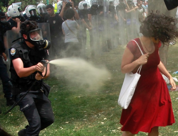 28.mai.2013 - O policial turco Zengin usa gás lacrimogêneo contra Ceyda Sungur durante protesto no centro de Istambul (Turquia) - Osman Orsal/Reuters