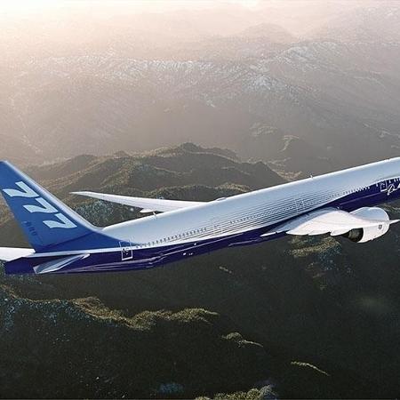 Imagem meramente ilustrativa de um Boeing 777; aeronave da companhia Rossiya teve que fazer pouso de emergência hoje em Moscou após um problema no motor - Divulgação/Boeing