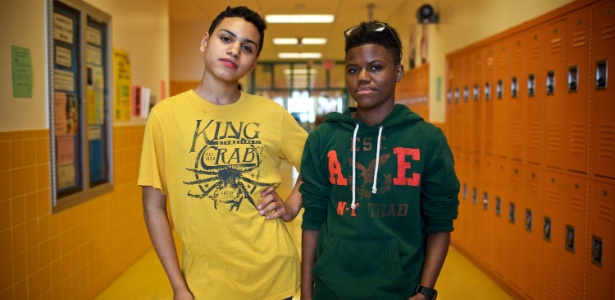 Joshua (esquerda) e Spencer estudam na Escola de Jovens Escritores, em Nova York - Benjamin Norman/The New York Times