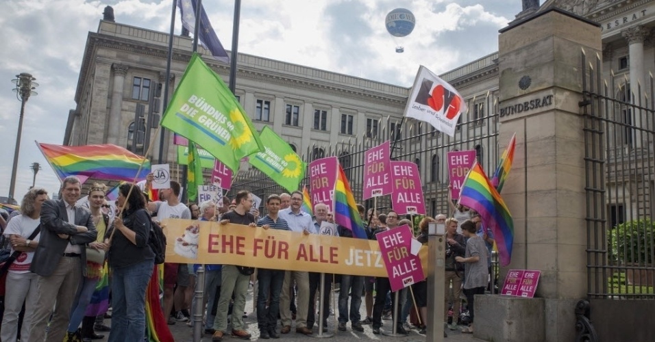 12.jun.2015 - Ativistas defendem o direito ao matrimônio para pessoas do mesmo sexo em frente ao Bundesrat, uma das sedes do Legislativo alemão, em Berlim, na Alemanha. Os membros Bundesrat participam nesta sexta-feira (12) de uma votação sobre o casamento homossexual