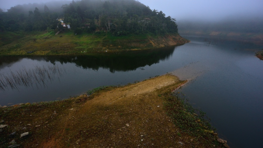 Imagem mostra o nível baixo da represa de Paraibuna, que regula a vazão do rio Paraíba do Sul - Lucas Lacaz Ruiz/Estadão Conteúdo