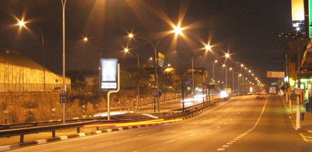 Iluminação com lâmpada de sódio (luz amarela) na zona leste: novo contrato da iluminação pública prevê só lâmpadas de LED (luz branca) em toda a capital paulista - Estadão Conteúdo