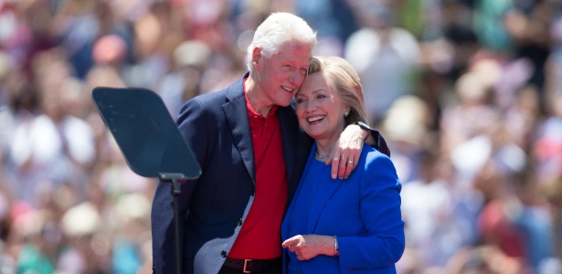 A pré-candidata à presidência pelo Partido Democrata, Hillary Clinton, abraça o marido, o ex-presidente Bill Clinton, após discurso de lançamento de sua campanha presidencial, em 13 de junho - Li Muzi/Xinhua