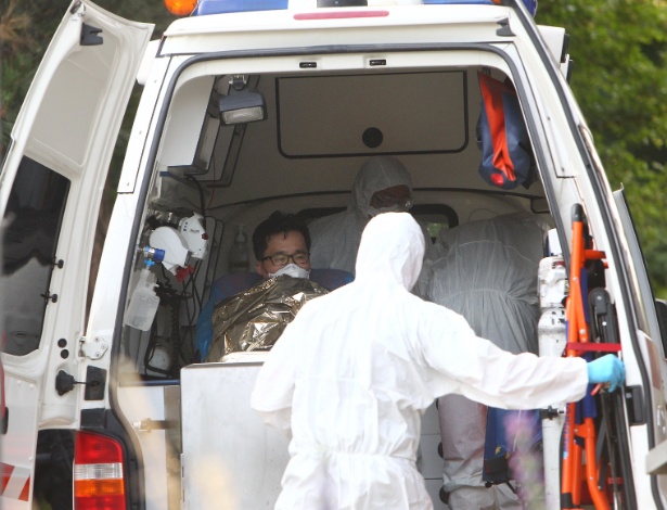Um cidadão sul-coreano de 39 anos suspeito de ter sido contaminado pela Síndrome Respiratória do Oriente Médio (Mers, na sigla em inglês), chega ao hospital de Kramare, em Bratislava, Eslováquia - AFP