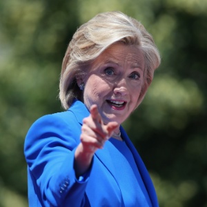 A democrata Hillary Clinton discursa em comício do lançamento oficial de sua campanha à presidência dos Estados Unidos, em Nova York, no mês de junho - John Moore/Getty Images/AFP