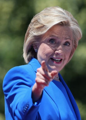 Entre alguns dos conselheiros de Hillary Clinton, as discussões passaram recentemente a se ela deve oferecer um reconhecimento mais forte de arrependimento - John Moore/Getty Images/AFP