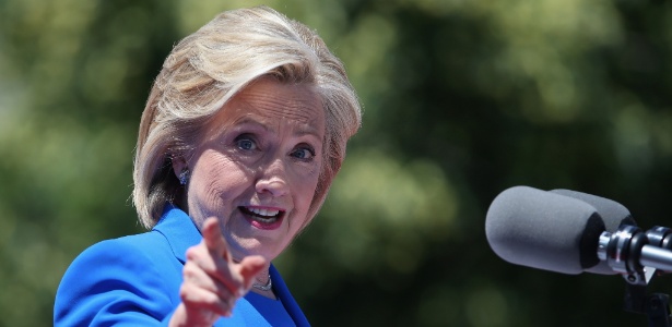 A democrata Hillary Clinton discursa em comício do lançamento oficial de sua campanha à presidência dos Estados Unidos, em Roosevelt Island, em Nova York, em 13 de junho - John Moore/Getty Images/AFP