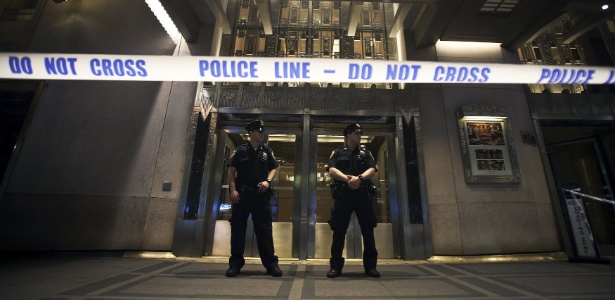 Policiais isolam a entrada principal do Hotel Waldorf Astoria após tiro disparado durante casamento, em Nova York, EUA