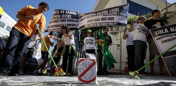Ativistas do Movimento Brasil Livre limpam calçada diante do Instituto Lula - Sebastião Moreira/EFE