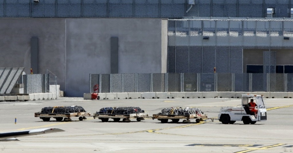 15.jun.2015 - Caixões com restos mortais de vítimas espanholas do acidente com o avião da Germanwings são levados para aeronave no aeroporto de Marselha, na França, nesta segunda-feira (15). O avião decolou em direção a Barcelona às 16h (11h de Brasília) depois de ter sido carregado com os 32 caixões