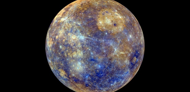  Para o olho humano, Mercúrio pode parecer uma "esfera cinza sem graça", mas essa imagem de cores melhoradas feita pela sonda Messenger da Nasa, mostra outro lado do planeta, com planícies de areia que mesclam tons azulados e delicados fios branco-acinzentado - JHU Applied Physics Lab/Carnegie Inst. Washington/Nasa