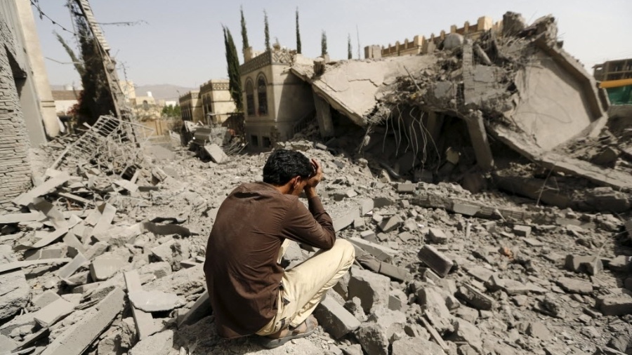 Guarda chora sobre escombros de casa após ataques aéreos em Sanaa, no Iêmen - Khaled Abdullah/Reuters