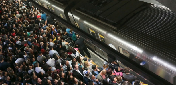 Usuários do Metrô de São Paulo enfrentam dificuldade para embarcar na Estação Sé - Leonardo Benassatto/Futura Press/Estadão Conteúdo