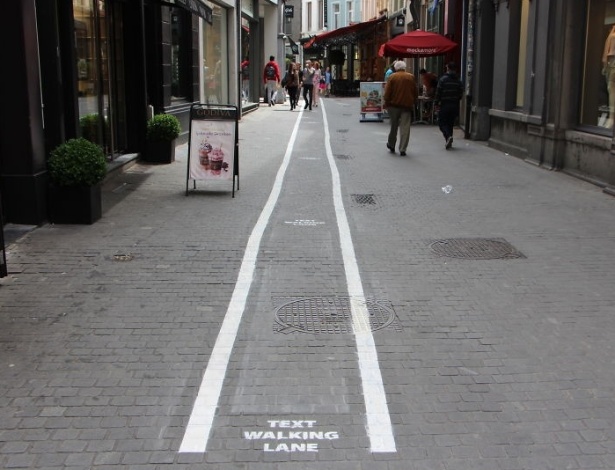Cidade de Antuérpia, na Bélgica, ganhou faixas em calçadas para pedestres que usam smartphone - Divulgação/Mlab