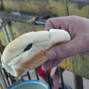 Detento da Casa de Custódia de Maceió, em Alagoas, mostra pão com fezes de rato que recebeu durante refeição - Divulgação/Sindicato dos Agentes Penitenciários de Alagoas