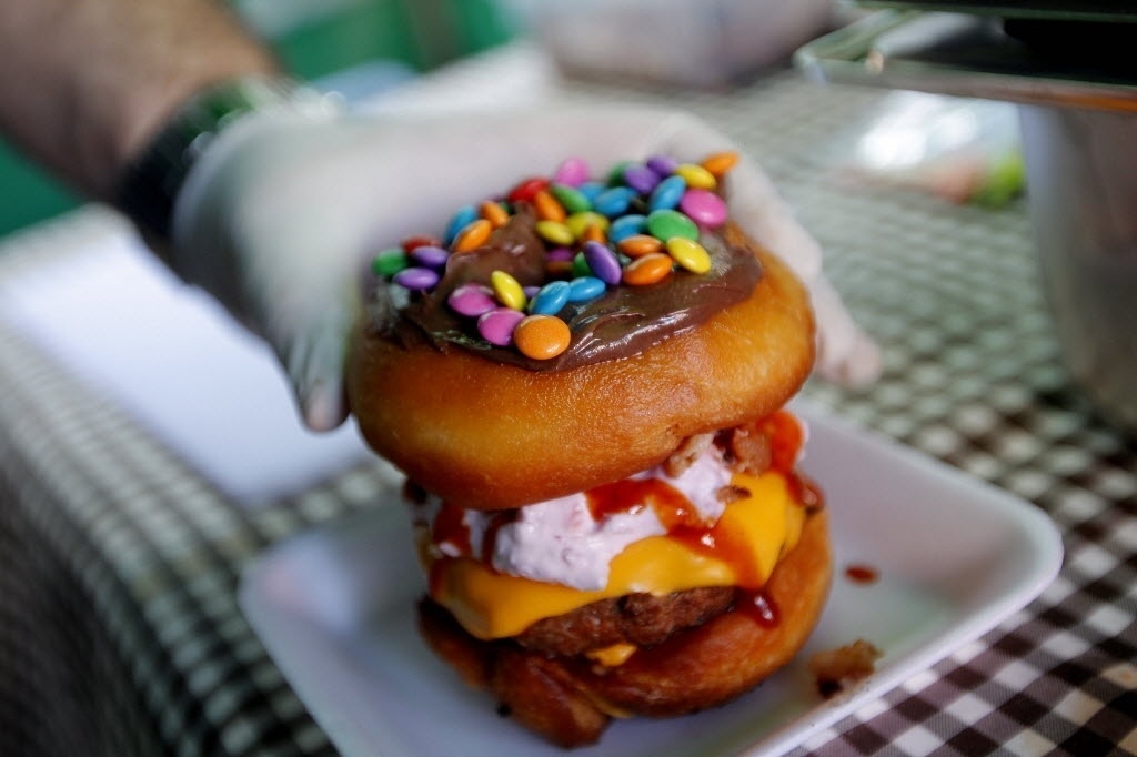O The Original Donut Burger, criado pelo chef Pedro Bello, é um tenda no Butantan Food Park vende hambúrguer com donut no lugar do pão - Reinaldo Canato/UOL