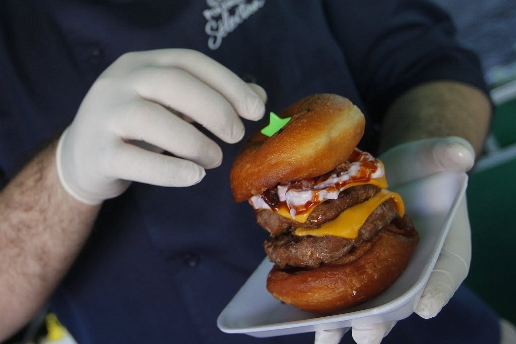 O The Original Donut Burger, criado pelo chef Pedro Bello, é um tenda no Butantan Food Park vende hambúrguer com donut no lugar do pão - Reinaldo Canato/UOL