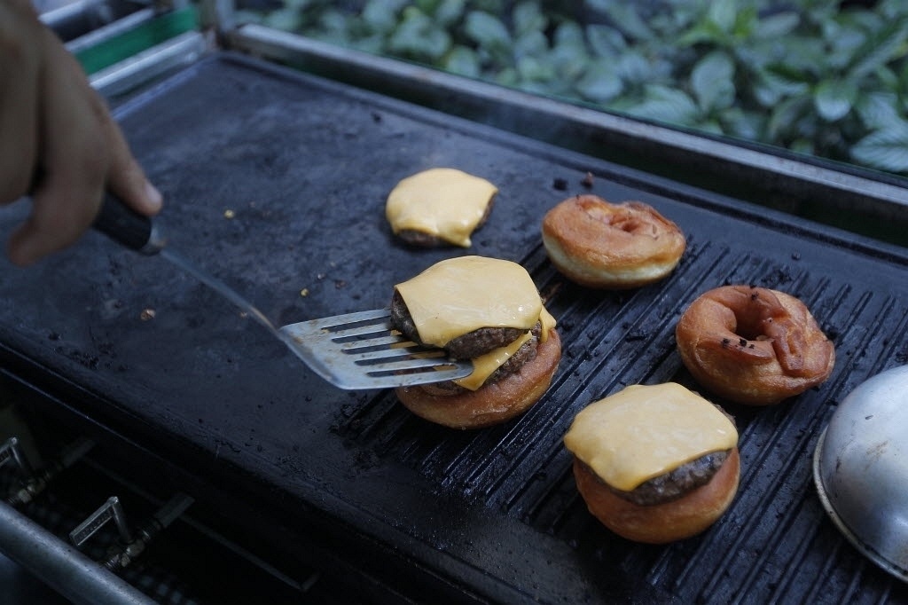 O The Original Donut Burger, criado pelo chef Pedro Bello, é um tenda no Butantan Food Park vende hambúrguer com donut no lugar do pão - Reinaldo Canato/UOL