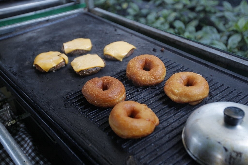 O The Original Donut Burger, criado pelo chef Pedro Bello, é um tenda no Butantan Food Park vende hambúrguer com donut no lugar do pão - Reinaldo Canato/UOL
