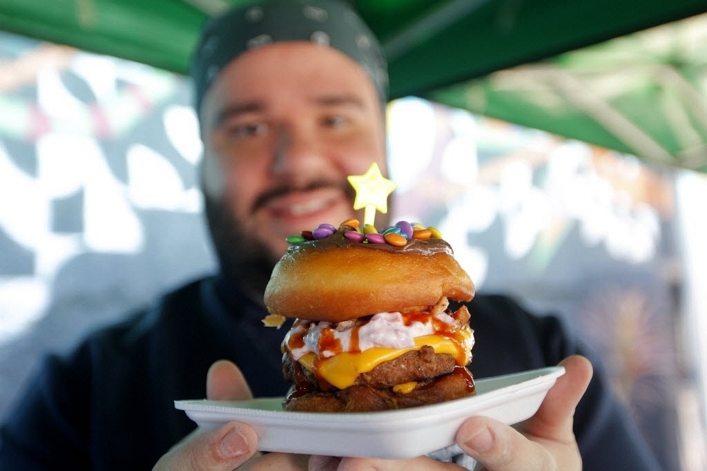 O The Original Donut Burger, criado pelo chef Pedro Bello (foto), é um tenda no Butantan Food Park vende hambúrguer com donut no lugar do pão - Reinaldo Canato/UOL