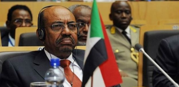 Omar al-Bashir, acusado de genocídio e crimes de guerra pelo Tribunal Penal Internacional por conta da matança em Darfur - Getty Images