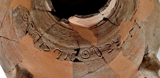 Arqueólogos israelenses descobriram e reconstruíram os pedaços de um jarro de 3.000 anos com uma inscrição que data do século 10 antes de cristo - Tal Rogovsky/EFE