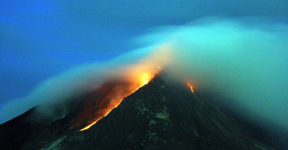 16.jun.2015 - Fotografia com longa exposição mostra lava derretida saindo da cratera do Monte Sinabung, da aldeia de Kuta Tengah, em Karo, em Sumatra (Indonésia)