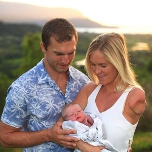 A surfista profissional Bethany Hamilton apresentou o filho, Tobias, ao lado do marido, Adam Dirks - Divulgação/Facebook