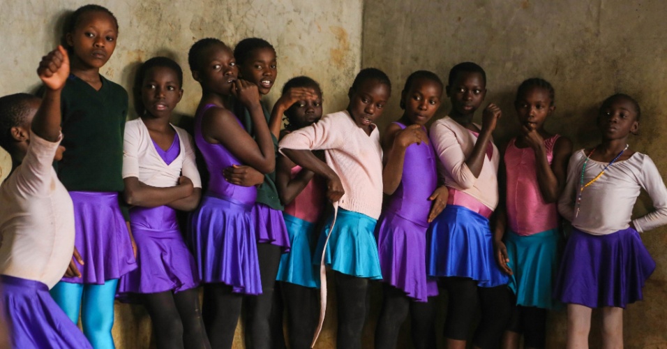 16.jun.2015 - Meninas de Spurgeon Child Care Quênia assistem a uma das suas colegas durante a aula de dança em favelas de Kibera, em Nairobi, no Quênia