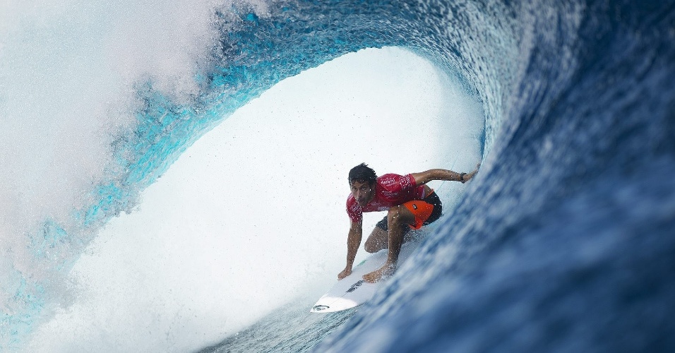 16.jun.2015 - O surfista francês Jeremy Flores faz manobra durante o WSL, em Cloudbreak, na ilha Tavarua (Fiji)