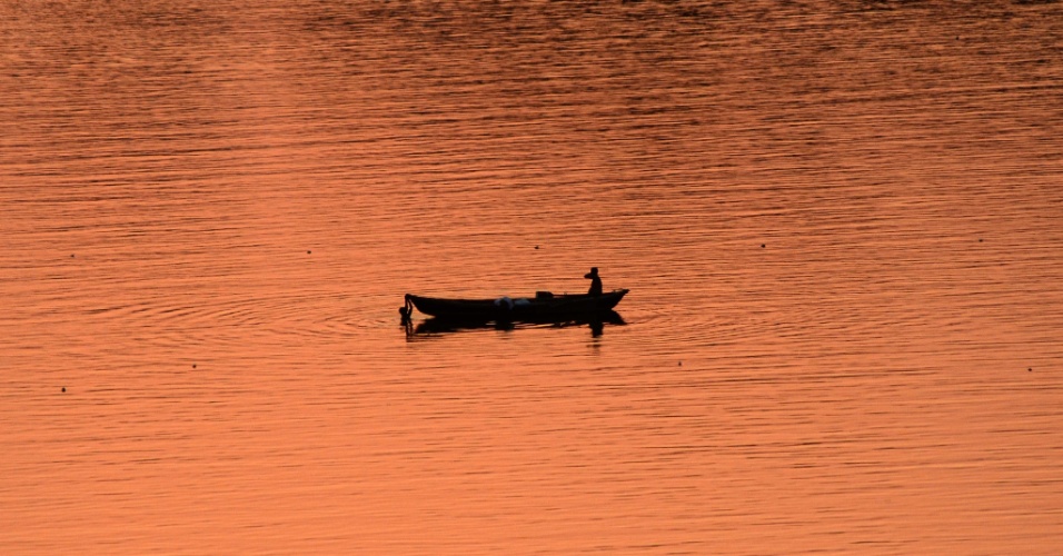 16.jun.2015 - Um pescador captura peixes no rio Yamuna, em Allahabad, na Índia