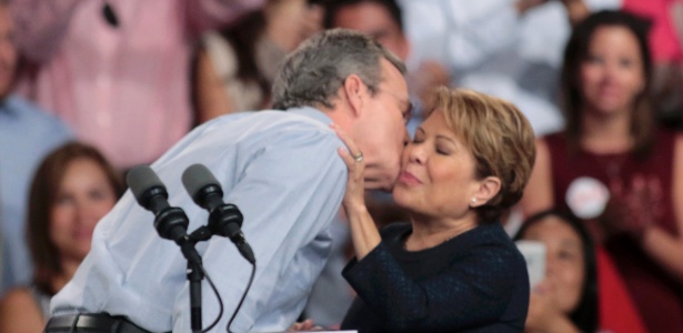 Jeb e Columba Bush se beijam durante o lançamento da pré-candidatura do republicano à Casa Branca - Joe Skipper/Reuters